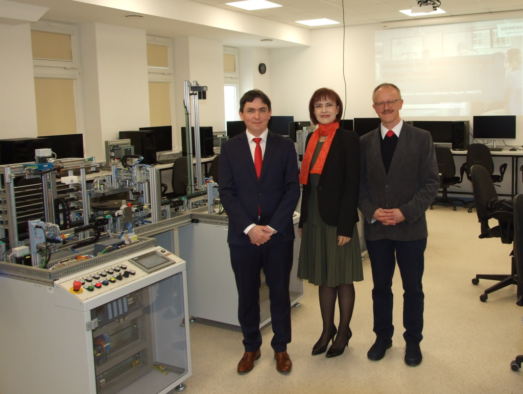 Zdjęcie z otwarcia laboratorium SMSCP na AJP