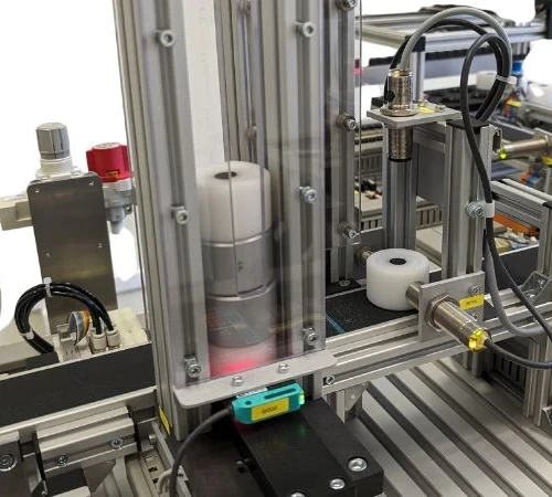 Bramka detekcyjna wykrywająca rodzaj detalu Kadr na bramkę detekcyjną