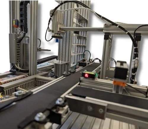 Manipulator transferowy oraz stacja wysokiego składowania Zdjęcie manipulatora transferowego oraz stacji magazynu wysokiego składowania - części stanowiska dydaktycznego do nauki intralogistyki