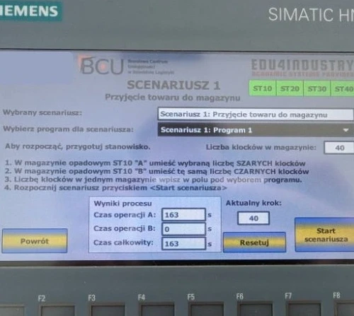 Scenariusz przyjęcia towaru do magazynu - jeden z przykładów reprezentujących grupę scenariuszy. Panel z widokiem na scenariusz przyjęcia towaru do magazynu z poszczególnymi poleceniami oraz danymi procesu takimi jak czas operacji A czy liczba klocków w magazynie.