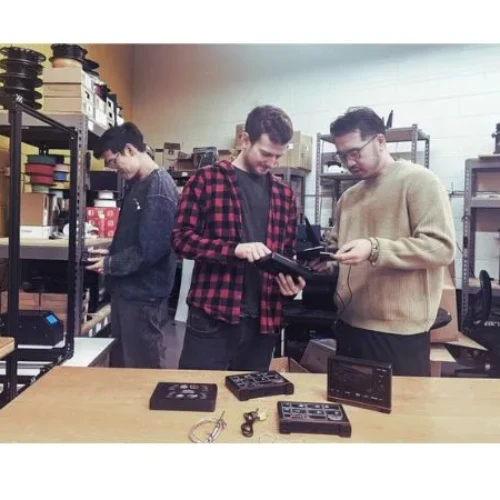 Laboratorium_projektowania_mechatronicznego Studenci w laboratorium korzystający z trenażerów czujników i siłowników mechatronicznych.