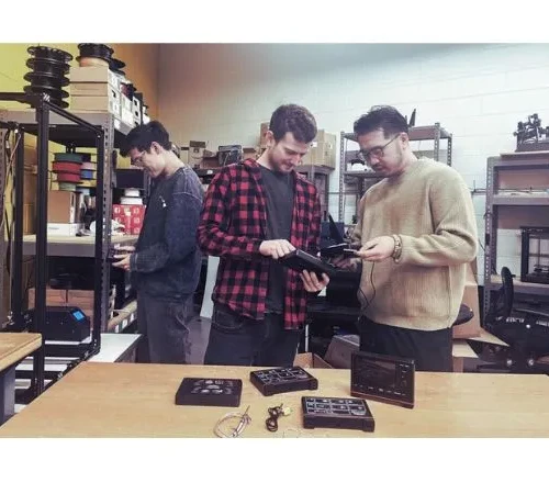 Laboratorium_projektowania_mechatronicznego Studenci w laboratorium korzystający z trenażerów czujników i siłowników mechatronicznych.