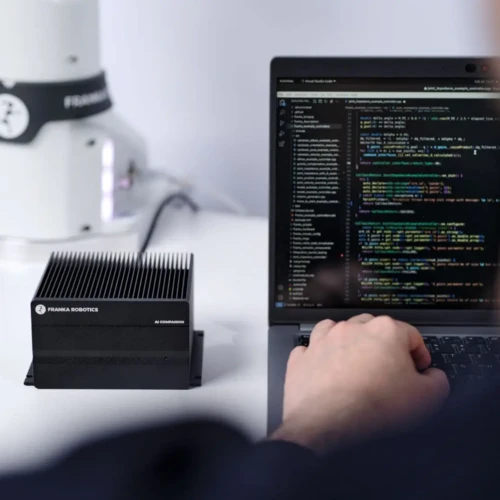 Advanved Motion Control Zaawansowany kontroler ruchu na tle fragmentu ramiona robotycznego.