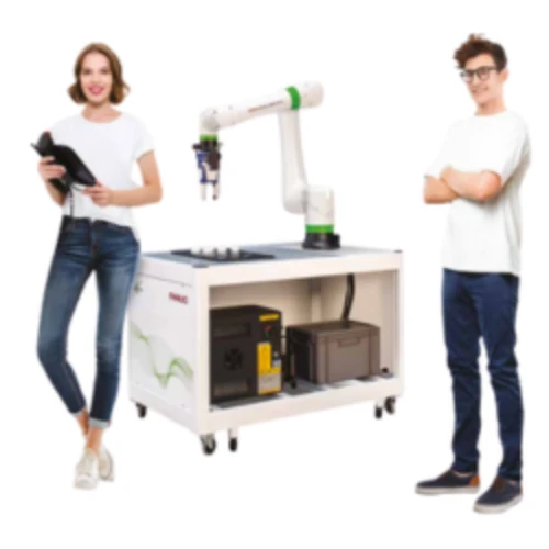 Stanowisko dydaktyczne FANUC CRX Studenci przy stanowisku dydaktycznym FANUC CRX