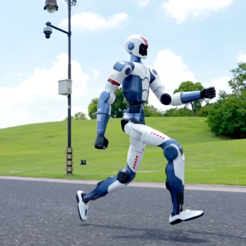Robot R1 w trakcie biegania, na zewnątrz